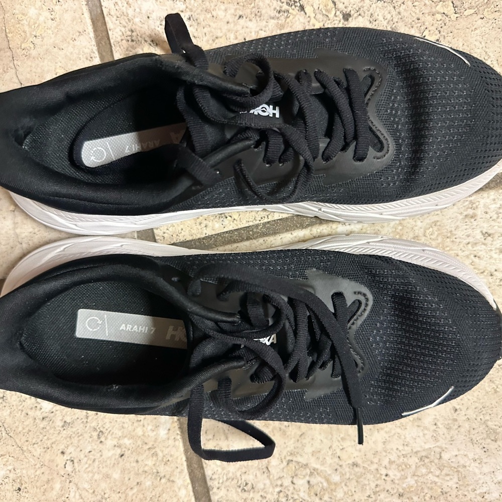 Hoka One One Arahi Athletic Running Shoes in Black and White